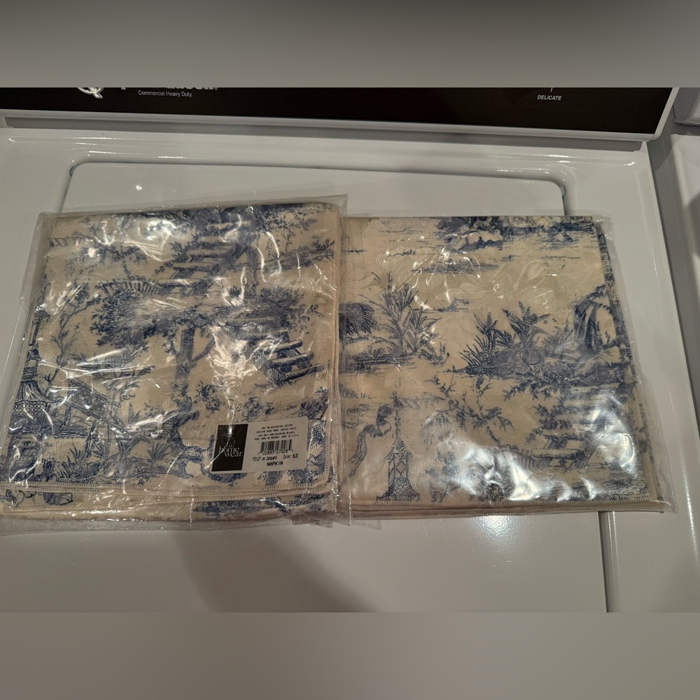 NWT Bloomingdale’s set of 8 toile fabric napkins